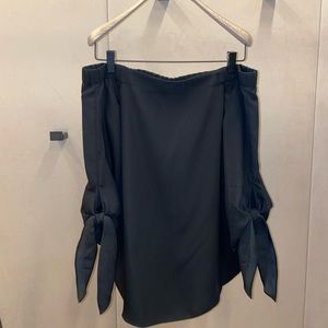 Flirty, easy blouse wear day to evening. Can be worn over the shoulder.